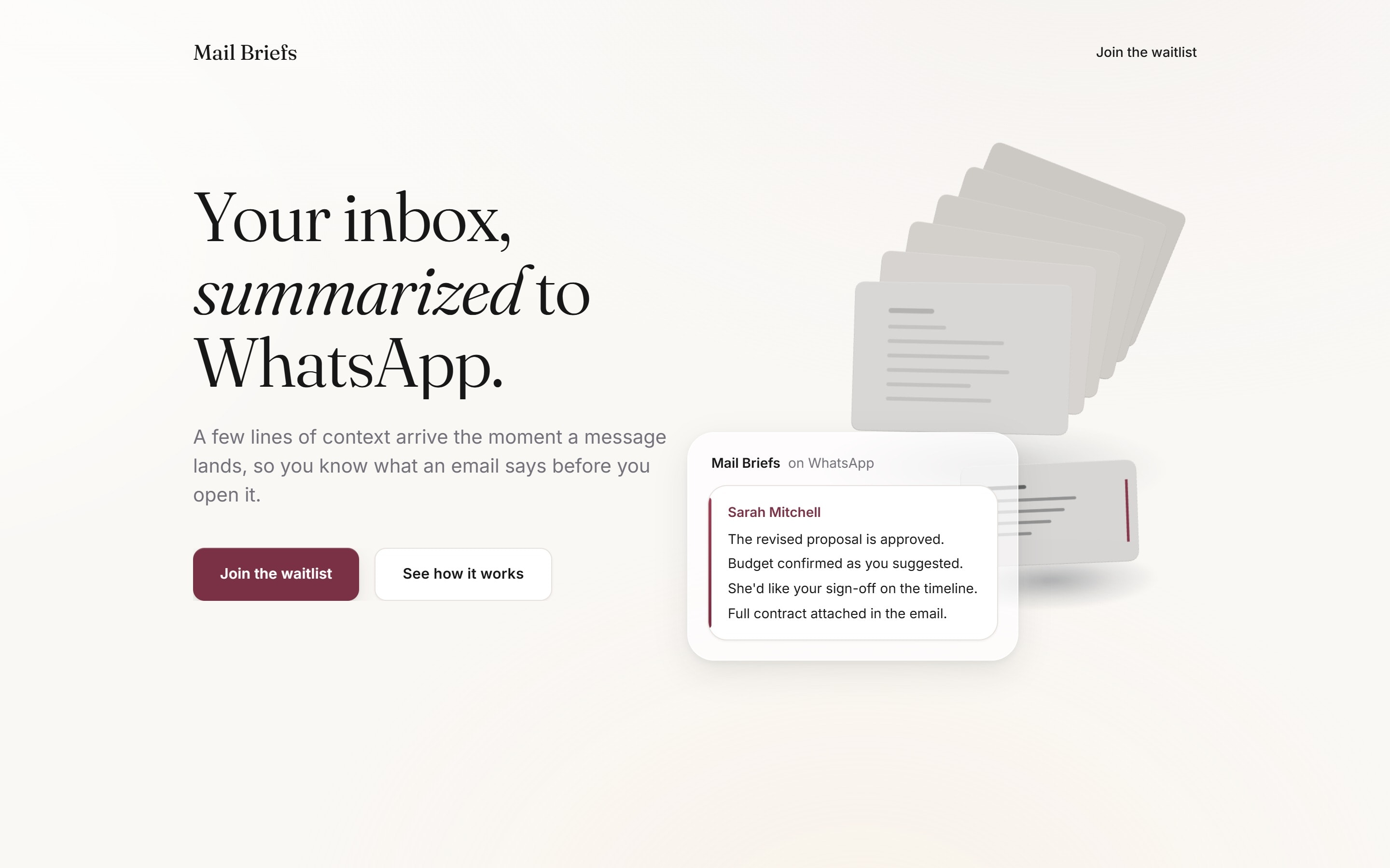 אתר Mail Briefs: עמוד בית בהיר בסריף — ״Your inbox, summarized to WhatsApp״ — עם ערימת כרטיסי מייל ותצוגת סיכום בוואטסאפ.